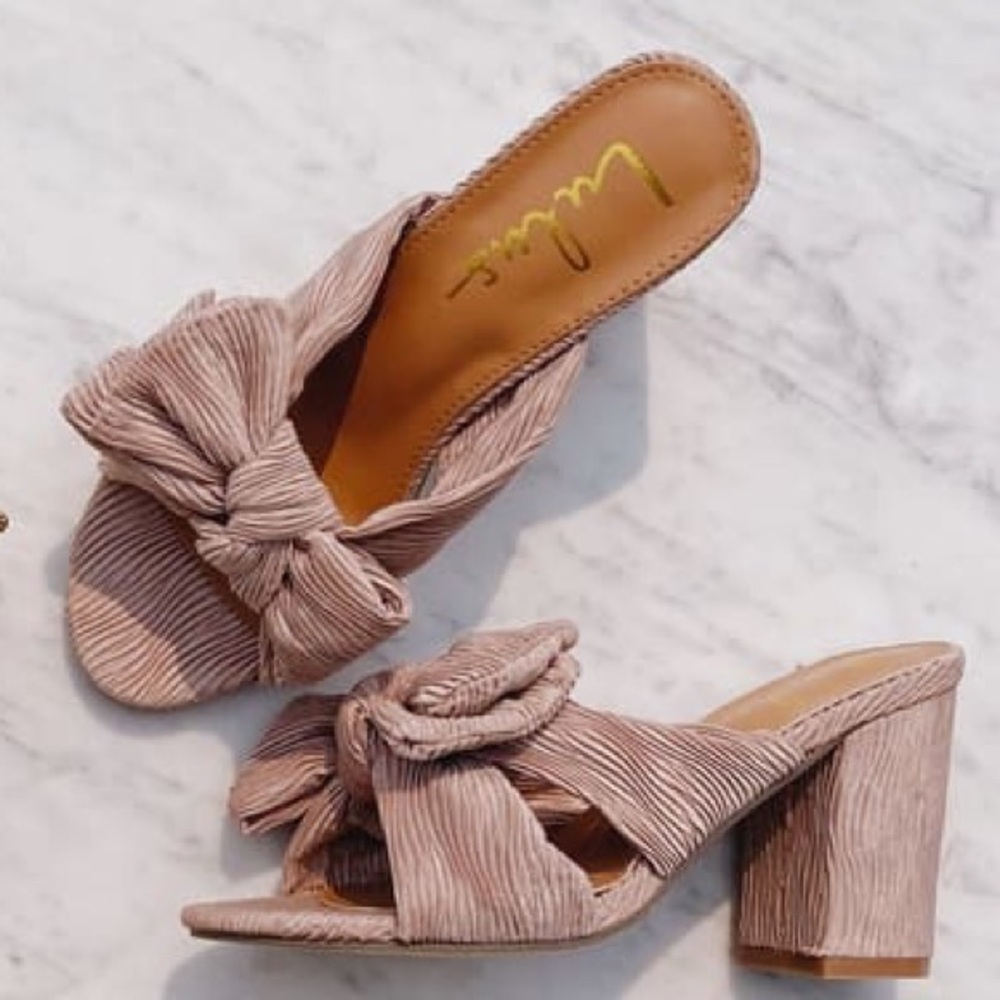 NWOB Lulu’s knotted heel sandal in blush - Size 8.5